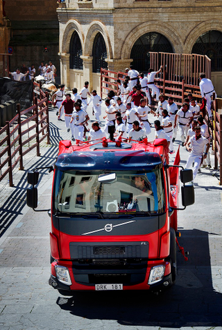 Illustration for article titled Viral Video: New Volvo FL Chased By Bulls